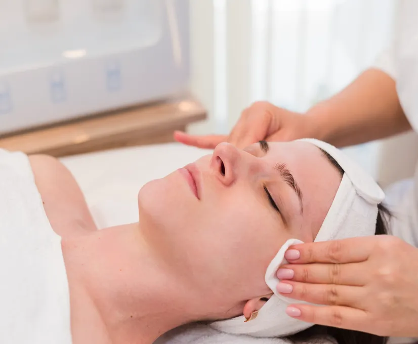 Frau die auf
einer Liege enstpannt