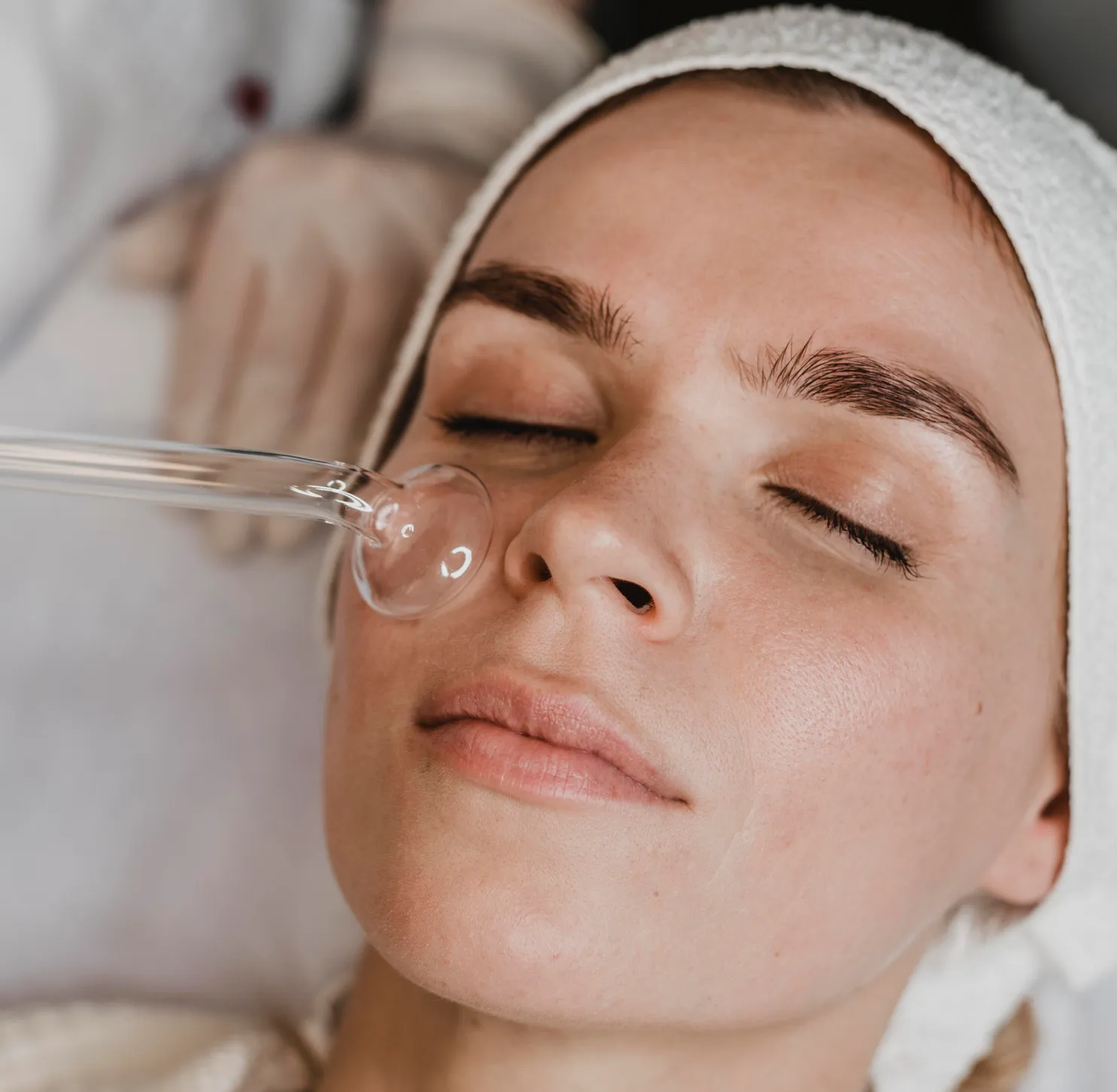 Frau die eine Aqua
Facial Behandlung genießt