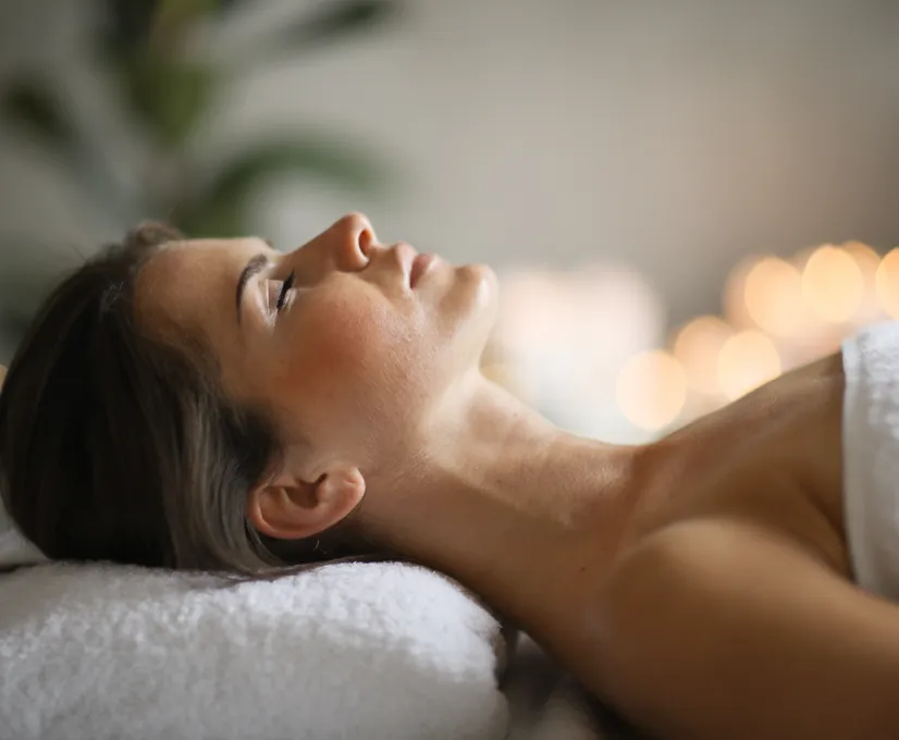 Frau die auf einer Liege
enstpannt